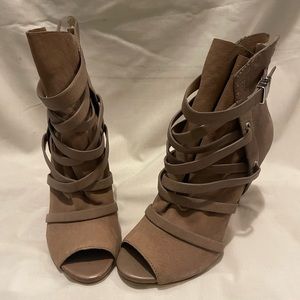 Guess size 6.5, tan